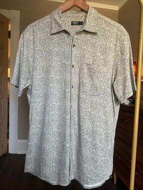 Faherty Short-Sleeve Leaf Print Shirt in Light Gray and White